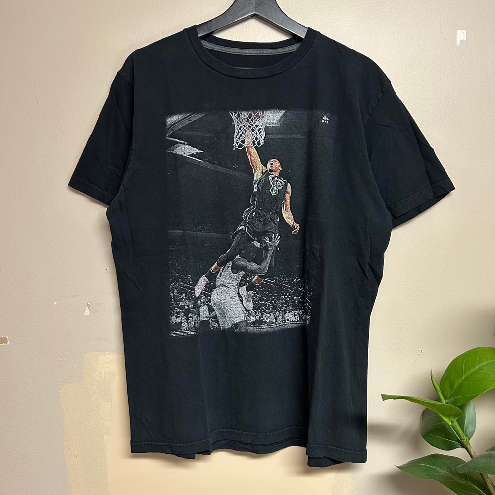Majestic Giannis Antetokounmpo Milwaukee Bucks Dunking Graphic Shirt Mens L